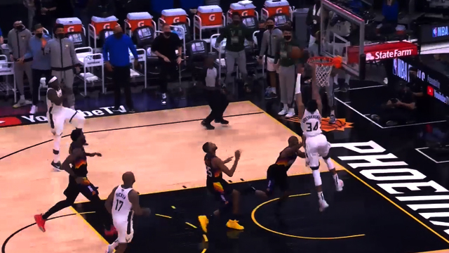 Giannis Antetokounmpo melakukan dunk di pertandingan Final NBA game kelima antara Phoenix Suns vs Milwaukee Bucks, yang dimenangkan tim tamu dengan skor 123-119