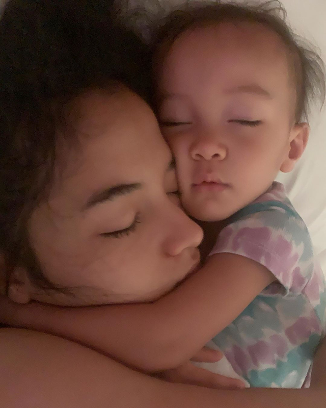 Momen 7 Seleb Memotret Istrinya Saat Tidur, Jahil tapi So Sweet (262728)
