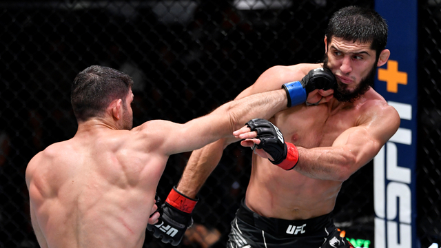 Islam Makhachev dari Rusia memukul Thiago Moises dari Brasil dalam pertarungan ringan mereka selama acara UFC Fight Night di UFC APEX, Sabtu (17/7). Foto: Jeff Bottari/Zuffa LLC via Getty Images
