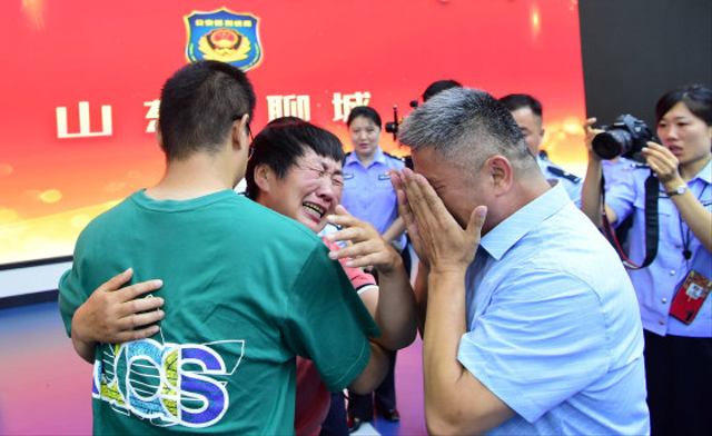 Momen Haru Pertemuan Orang Tua dengan Anaknya yang 24 Tahun Hilang Diculik (846751)