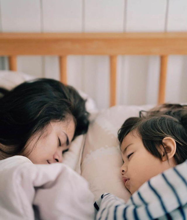 Momen 7 Seleb Memotret Istrinya Saat Tidur, Jahil tapi So Sweet (262732)