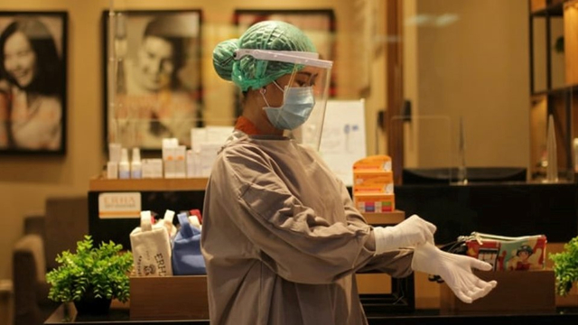 Seorang Tenaga Kesehatan sedang bersiap melayani pasien di era Pandemi Covid-19. (Photo by Viki Mohamad on Unsplash)