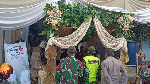 Acara resepsi pernikahan di Kampung Kanoman, Cibeber, Cianjur, Jawa Barat, di bubarkan Satgas. Foto: Dok. Istimewa