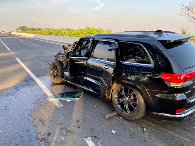 Kecelakaan Jeep Grand Cherokee di Tol Kanci, Ringsek dan Airbag Tak Mengembang (489838)