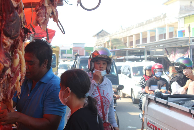 Jelang Idul Adha 1442 H, Warga Mulai Memadati Pasar Pembangunan Pangkalpinang (259393)