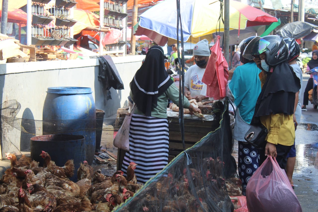 Jelang Idul Adha 1442 H, Warga Mulai Memadati Pasar Pembangunan Pangkalpinang (259394)