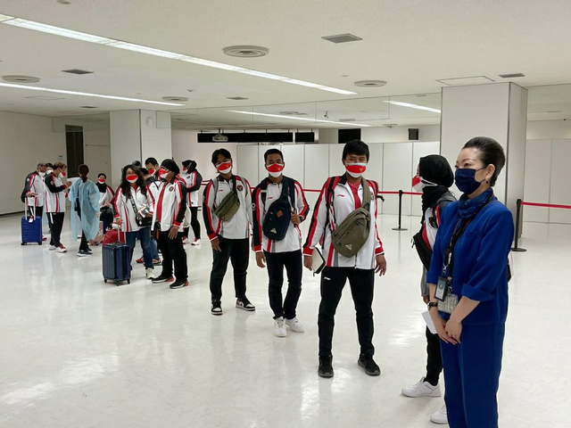 Dubes RI untuk Jepang, Heri Akhmadi, bersama Tim Olimpiade KBRI menyambut kedatangan 13 atlet serta 11 pelatih dan ofisial Olimpiade Tokyo Indonesia di Bandara Narita Tokyo Jepang, Minggu (18/7). Foto: KBRI Tokyo
