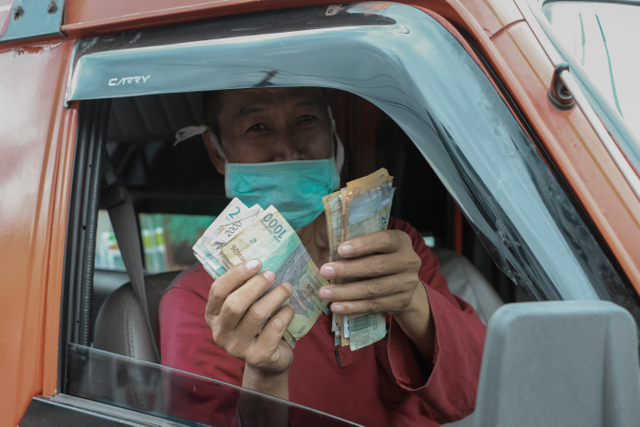  
Ilustrasi sopir Angkutan Kota yang mengalami penurunan pendapatan saat PPKM Foto : Raja Satria