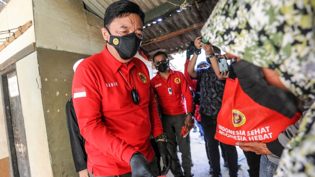 Kepala BIN Budi Gunawan blusukan bagi sembako ke warga terdampak PPKM darurat di Bandung, Minggu (18/7). Foto: BIN
