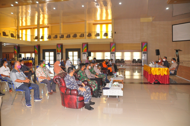 Rapat yang dipimpin langsung oleh Bupati Beltim Burhanudin ini dihadiri oleh Forkopimda Kabupaten Beltim, pimpinan OPD terkait, Camat dan juga tokoh agama.
