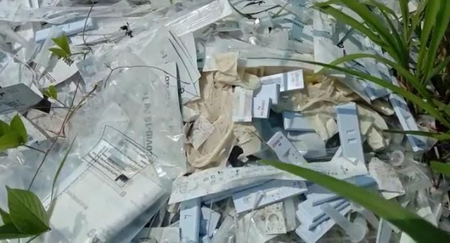 Limbah medis yang ditemukan di tepi Jalan Tol Bakauheni. | Foto: Ist