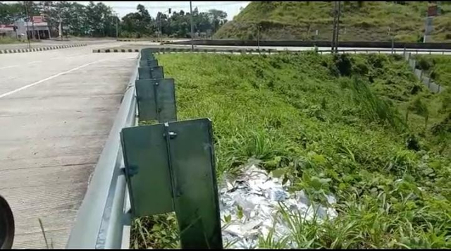 Beredar Temuan Limbah Rapid Test COVID-19 Berceceran di Tepi Jalan Tol Bakauheni (737567)