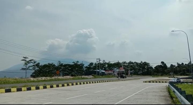 Beredar Temuan Limbah Rapid Test COVID-19 Berceceran di Tepi Jalan Tol Bakauheni (737568)