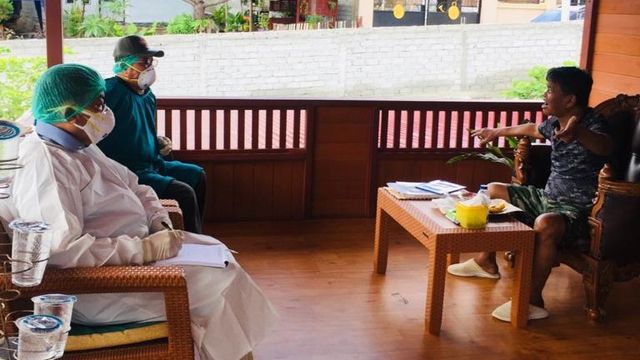 Gubernur Sulteng Rusdy Mastura didampingi M. Ridha Saleh ingin mendengarkan langsung laporan Direktur Rumah Sakit Anutapura drg. Herry Mulyadi terkait perkembangan dan langkah strategis penanganan COVID-19 di Kota Palu. Foto: Istimewa