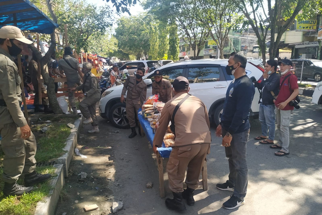 Anggota Satpol PP Aceh Barat melakukan penertiban terhadap lapak dangan di trotoar. Foto: Dok. Satpol PP-WH Aceh Barat