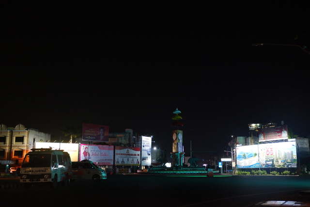Potret Tugu Adipura Bandar Lampung yang gelap, lampu pada monumen ini tidak menyala, Minggu (18/7) | Foto: M Adita Putra/Lampung Geh