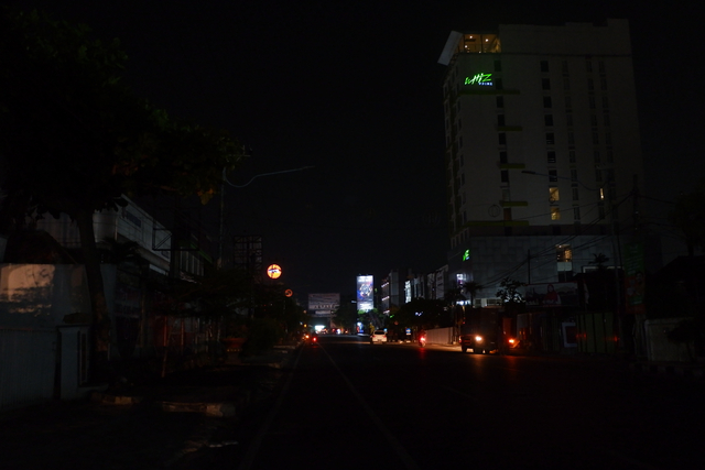 Foto: Suasana Gelap Bandar Lampung pada Malam Hari di Tengah PPKM Darurat (71323)