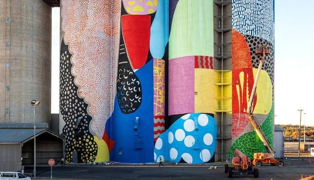 Silo Northam karya HENSE yang identik dengan corak dan warna fluoro. Foto: Tourism Western Australia.