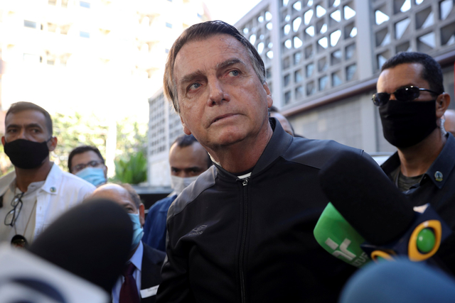 Eks Presiden Brasil Jair Bolsonaro memberikan keterangan pers saat meninggalkan Rumah Sakit Vila Nova Star, di Sao Paulo, Brasil. Foto: Amanda Perobelli/REUTERS