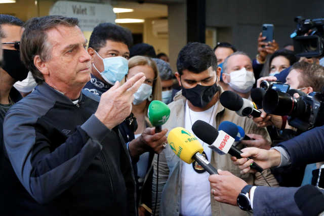 Presiden Brasil Jair Bolsonaro memberikan keterangan pers saat meninggalkan Rumah Sakit Vila Nova Star, di Sao Paulo, Brasil. Foto: Miguel SCHINCARIOL / AFP