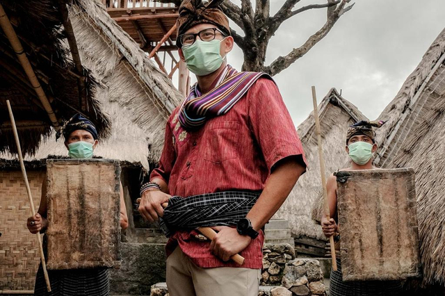Menparekraf Sandiaga Uno saat berkunjung ke salah satu desa wisata di Lombok Foto: Dok. Kemenparekraf