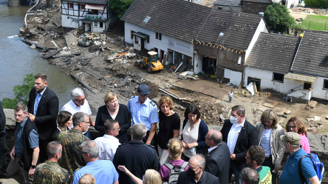 Kanselir Jerman, Angela Merkel mengunjungi daerah yang dilanda banjir di Negara Bagian Rhineland-Palatinate, Jerman (18/7/2021). Foto: Christof Stache/Pool via REUTERS