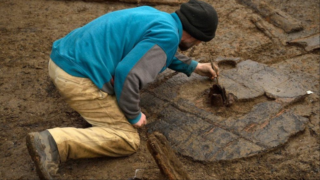 Arkeolog sedang bekerja mengidentifikasi penemuan benda kuno di jalur A1. Foto: Dave Webb/Cambridge Archaeological Unit