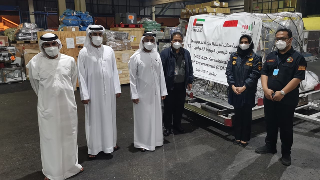 Bantuan Uni Emirat Arab (UEA) berupa vaksin Sinopharm dan tabung oksigen untuk Indonesia. Foto: dok Kedubes UEA di Jakarta
