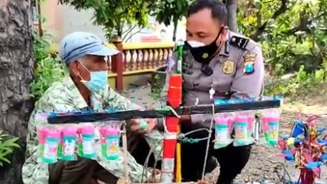 Momen Kakek Menangis Dagangannya Diborong Polisi, Tangan Gemetar Terima Rp5 Juta (123679)