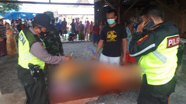 Petugas saat lakukan identifikasi mayat Kami (35), warga Desa Sengon, Kecamatan Ngambon, Kabupaten Bojonegoro, yang meninggal akibat tersengat listrik. (foto: istimewa)