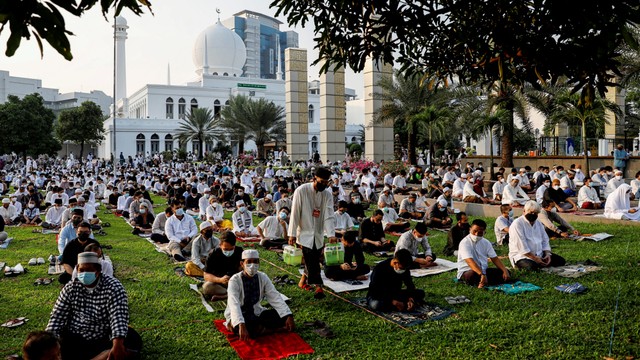 Ilustrasi salat Idul Adha di tengah pandemi. Foto: Willy Kurniawan/REUTERS