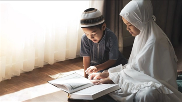 Anak-anak yang sedang belajar membaca Al-Qur'an. https://www.freepik.com/
