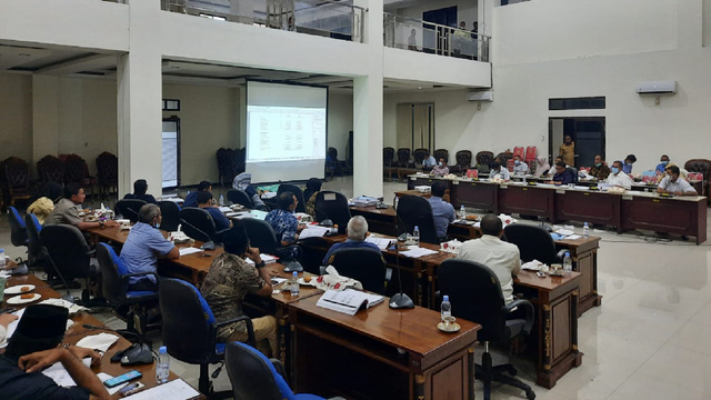 Suasana Rapat pembahasan Laporan Pertanggungjawaban Pelaksanaan (LPP) APBD 2020 antara DPRD dan Tim Anggaran Pemerintah Daerah (TAPD) Kota Tidore Kepulauan. Foto: BCS.