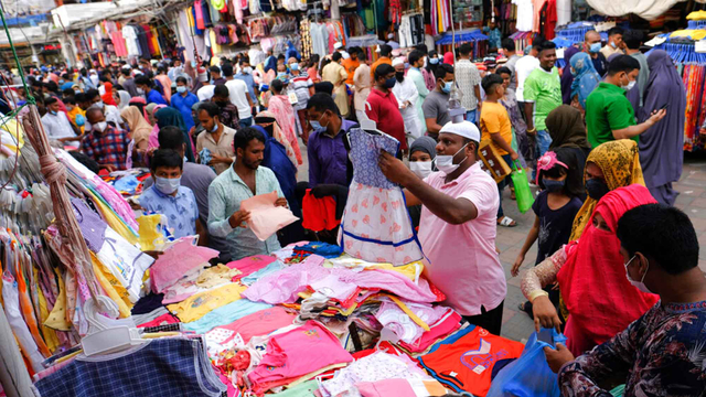Warga berbelanja di pasar di Bangladesh menjelang Idul Adha. Foto: Mahmud Hossain Opu/AP