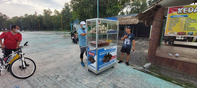 Komunitas Sepeda dan Lanud Iskandar Sediakan Makanan Gratis Setiap Jumat (1042911)