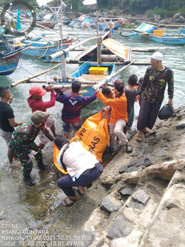 Jasad nelayan yang tenggelam di perairan Jayanti Kecamatan Cidaun, Kabupaten Cianjur, Jawa Barat ditemukan. Foto: Dok. Istimewa