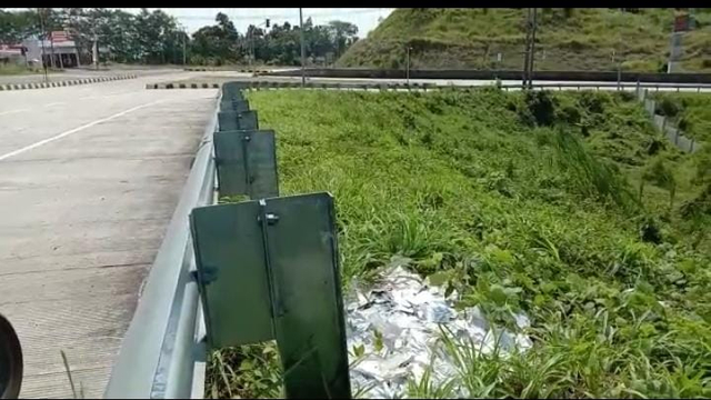 Lokasi penemuan limbah medis bekas Rapid Test di Jalinsum Exit Tol Hatta, Bakauheni, Lampung Selatan. | Foto: Ist
