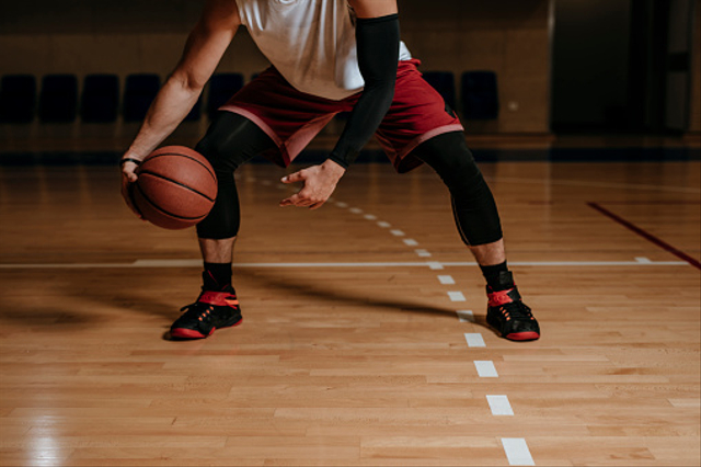 Teknik Dasar Dribble Bola Basket (Sumber: unsplash)