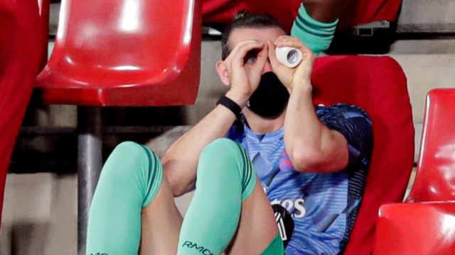 Gareth Bale berpose mengenakan teropong di bangku cadangan pada laga Real Madrid vs Granada. Foto: Twitter/@julietbawuah