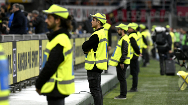 Ilustrasi steward dalam sepak bola. Foto: Shutter Stock