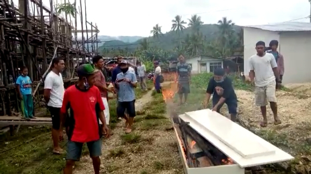 Keluarga Korban COVID-19 di Banggai Kepulauan, Sulteng, Bakar Peti Jenazah (782999)