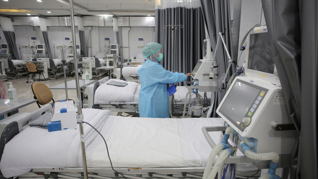 Petugas menyiapkan peralatan kesehatan untuk pasien COVID-19 di ruang IGD RSPJ Ekstensi Asrama Haji, Pondok Gede, Jakarta, Senin (19/7/2021). Foto: Dhemas Reviyanto/ANTARA FOTO
