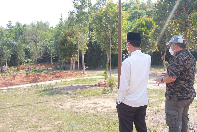 Wali Kota Palembang, Harnojoyo, meninjau area pemakaman pasien COVID-19.