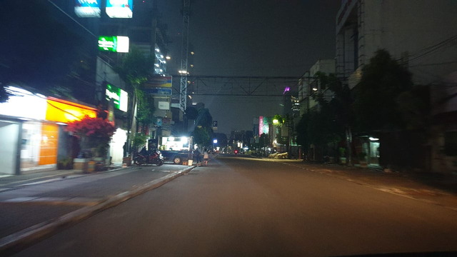 Suasana di Jalan Sabang yang biasa ramai pedagang, kini sepi, Senin (19/7). Foto: Prameshwari Sugiri/kumparan