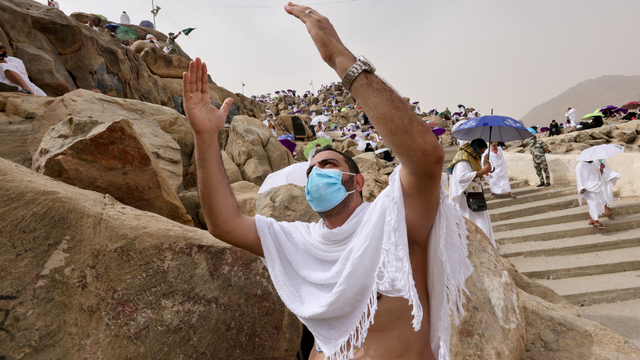 Jemaah haji saat menjalani wukuf di padang Arafah, di luar kota suci Mekah, Arab Saudi, Senin (19/7). Foto: Ahmed Yosri/REUTERS