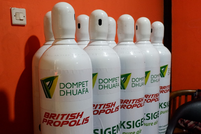 Sejumlah tabung oksigen siap di distribusikan ke sejumlah rumah sakit maupun warga yang membutuhkan. (Minggu, 18/07/2021) Dok. Dompet Dhuafa