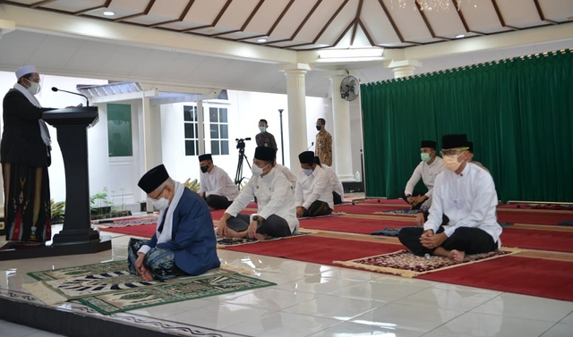 Wakil Presiden Ma'ruf Amin gelar ibadah salat Idul Adha di kediaman Wapres, Jakarta, Selasa (20/7). Foto: Setwapres