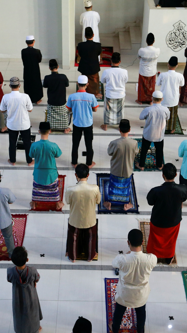 Umat Muslim menjaga jarak saat melaksanakan salat Idul Adha di masjid, di Bogor, Jawa Barat, Selasa (20/7). Foto: Ajeng Dinar Ulfiana/REUTERS