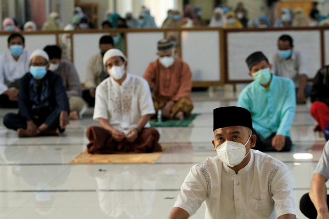 Umat Muslim mengenakan masker saat melaksanakan salat Idul Adha di masjid, di Bogor, Jawa Barat, Selasa (20/7). Foto: Ajeng Dinar Ulfiana/REUTERS
