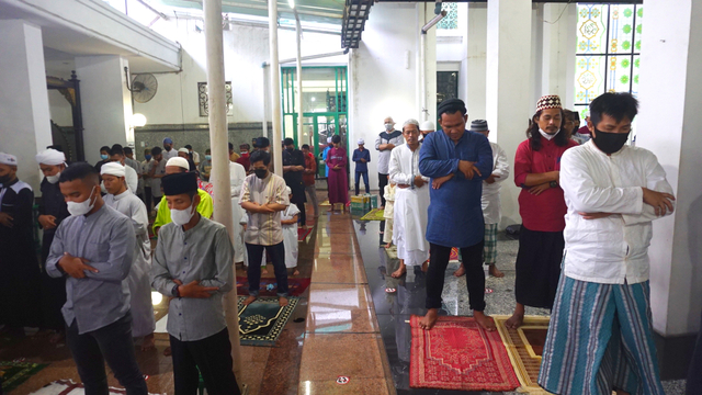 Foto: Salat Idul Adha Terbatas di Masjid Agung Palembang (45627)